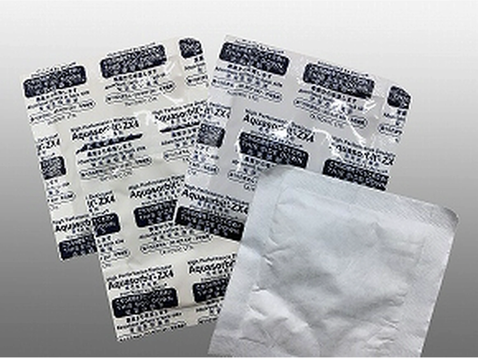 多包 ZERUST Aquasorbit 乾燥劑與一包銀色乾燥劑產品