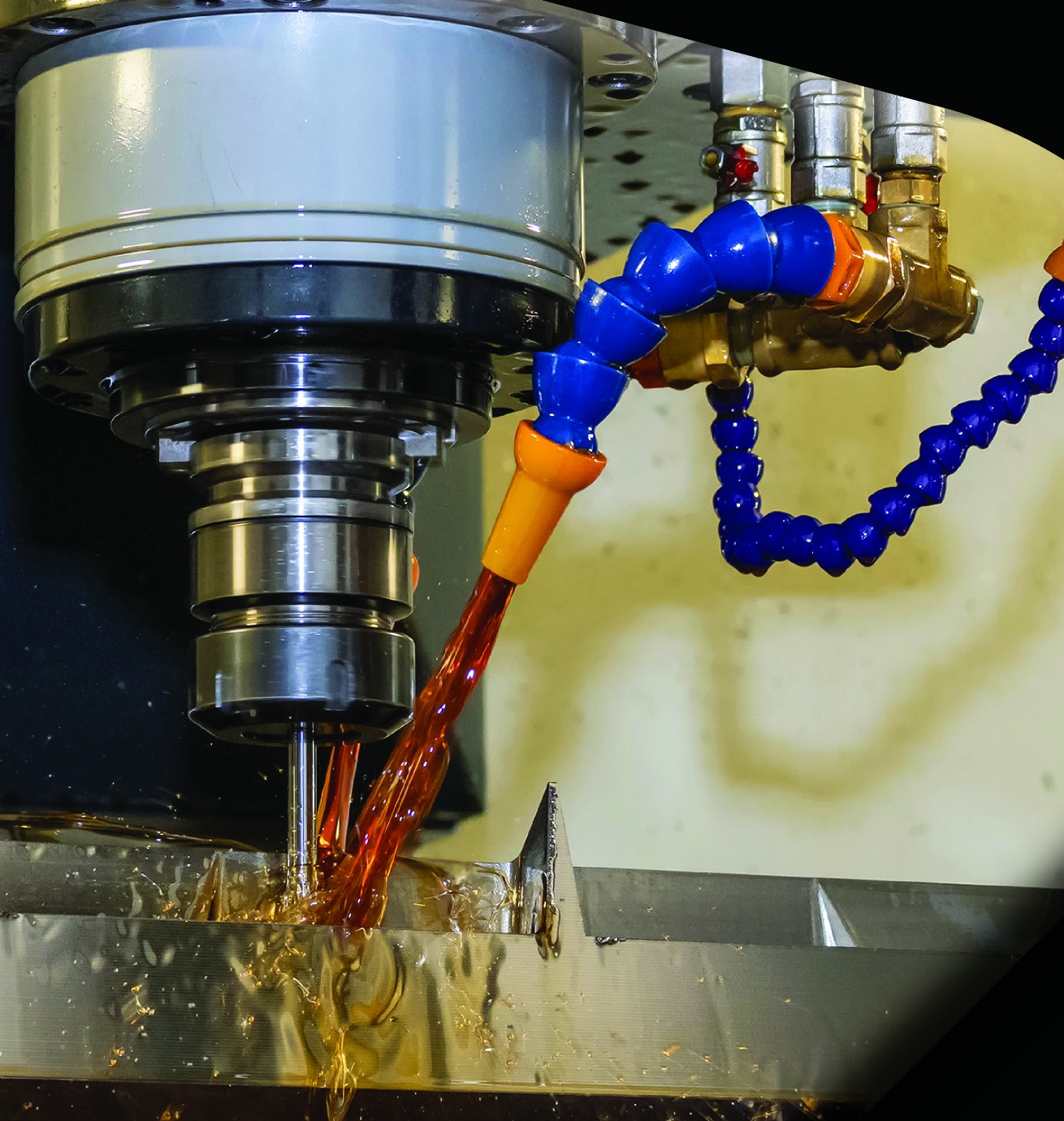 CNC 主軸以琥珀色切削油加工金屬工件