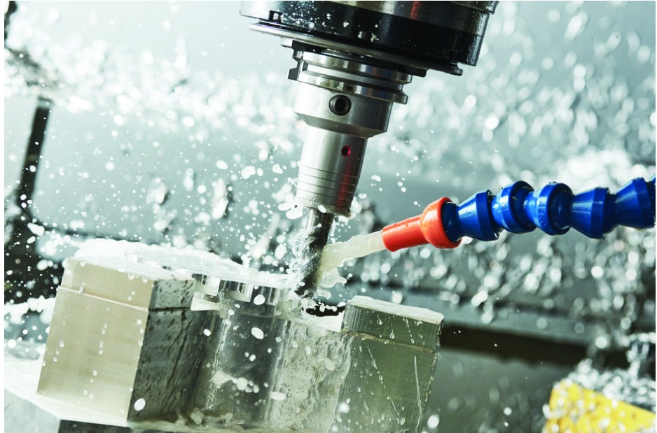 CNC 主軸以水溶性切削液加工金屬方塊