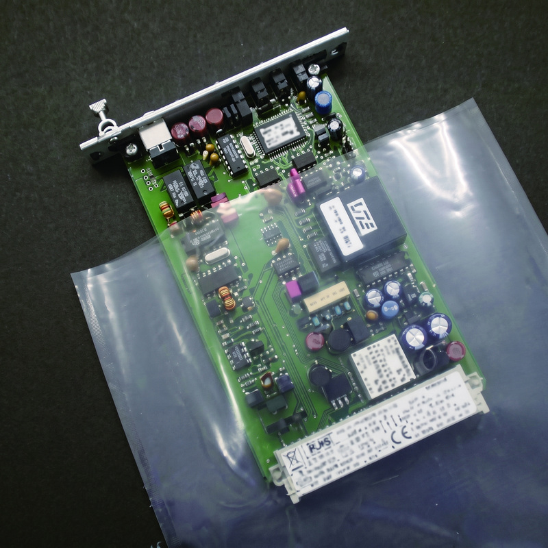 電子電路板放入透明 VCI 防鏽袋的應用照片