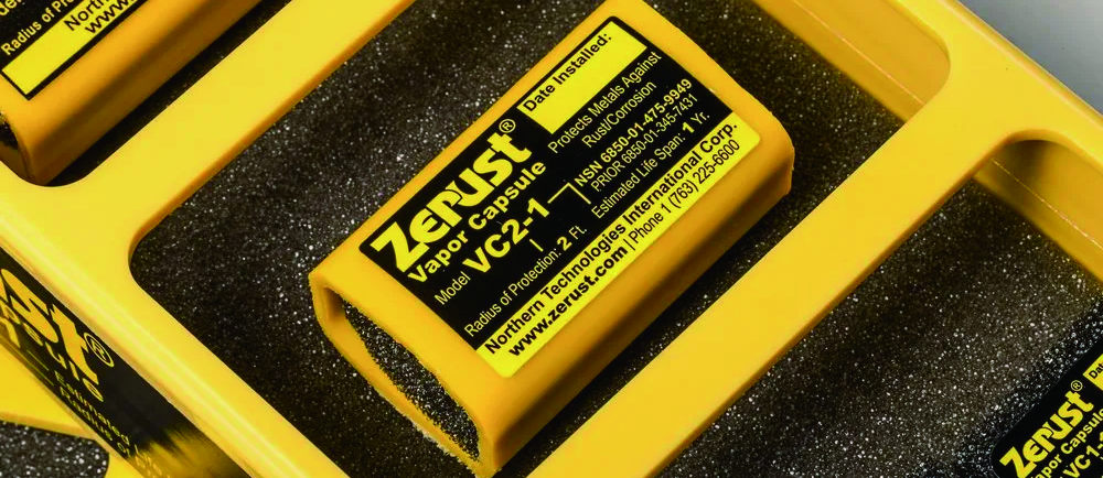 黃色設備箱泡棉內的 Zerust VC2-1 氣化性防鏽盒